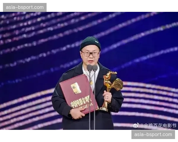 特写：全场观众起立致敬，致敬老将“牛仔”塞罗尼的退役之战