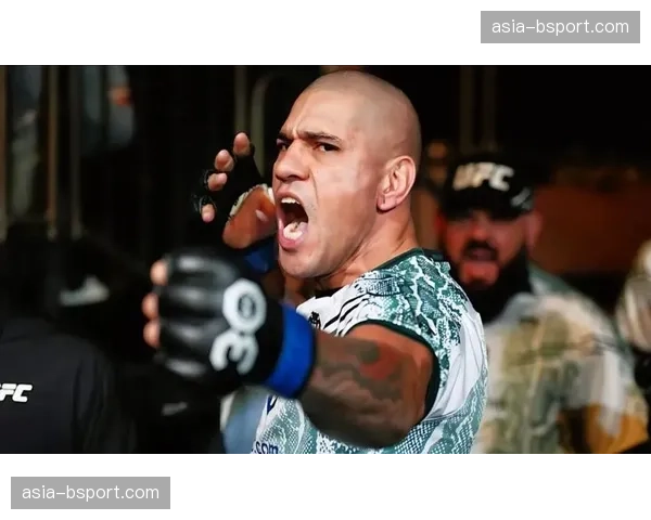 现场报道:UFC 300冠军战第四回合,佩雷拉以转身鞭拳击倒对手,但未能终结 现场报道:UFC 300冠军战第四回合,佩雷拉以转身鞭拳击倒对手,但未能终结