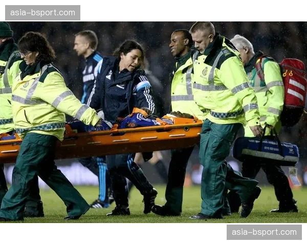 奥格斯堡头号射手训练中轻微肌肉拉伤,出战成疑 奥格斯堡头号射手训练中轻微肌肉拉伤,出战成疑